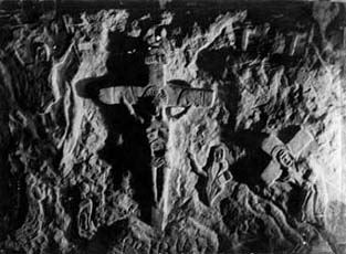 La crucifixion, bas relief en pierre